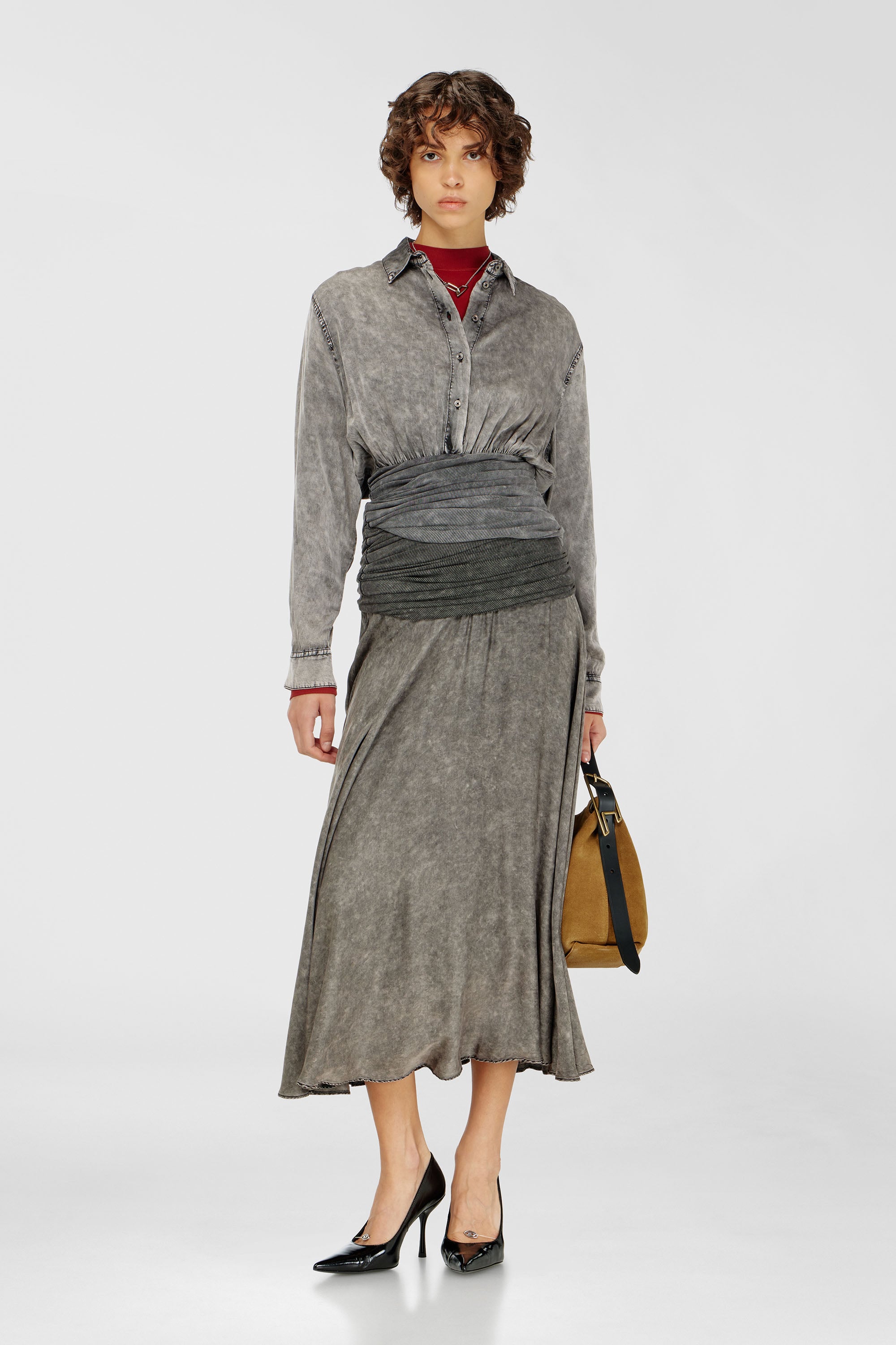 Satinbluse mit gedrehter Taillenpartie