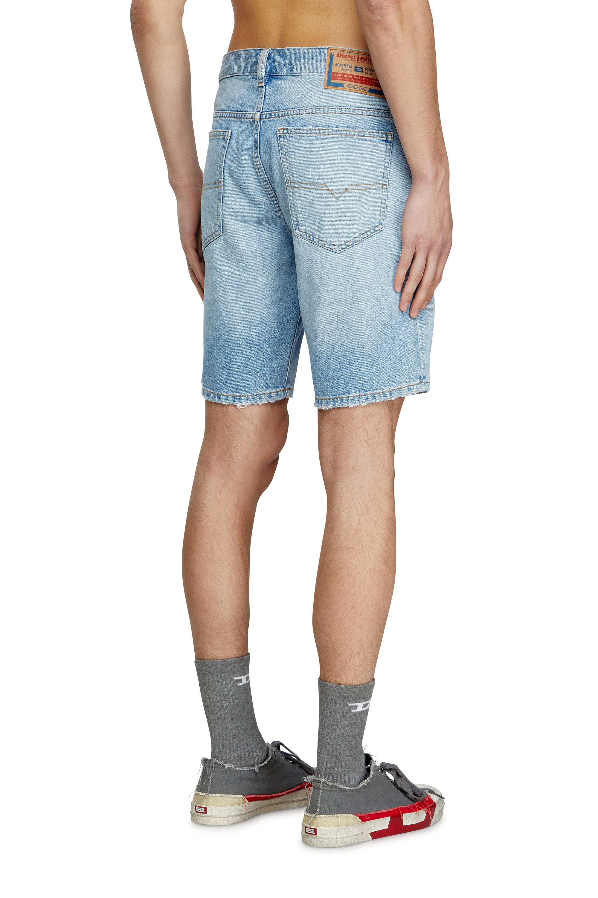 Diesel - D-FIN, Herren Schmal geschnittene Shorts aus Denim in Hellblau - 4