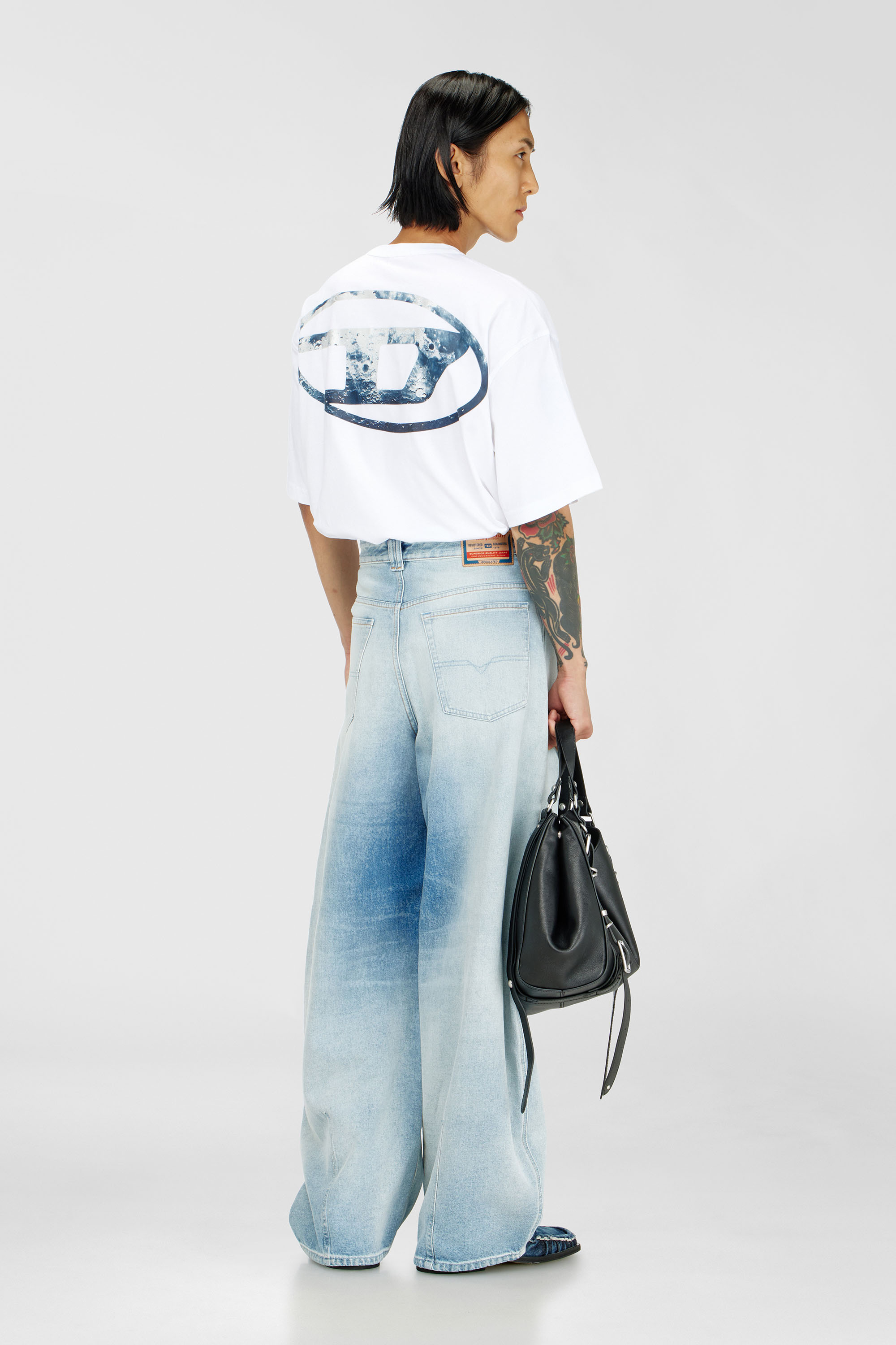 Diesel - T-WASH-MOON-T92, Herren T-Shirt aus Baumwolle mit Oval D Logo und Grafik in Wei&szlig; - 1