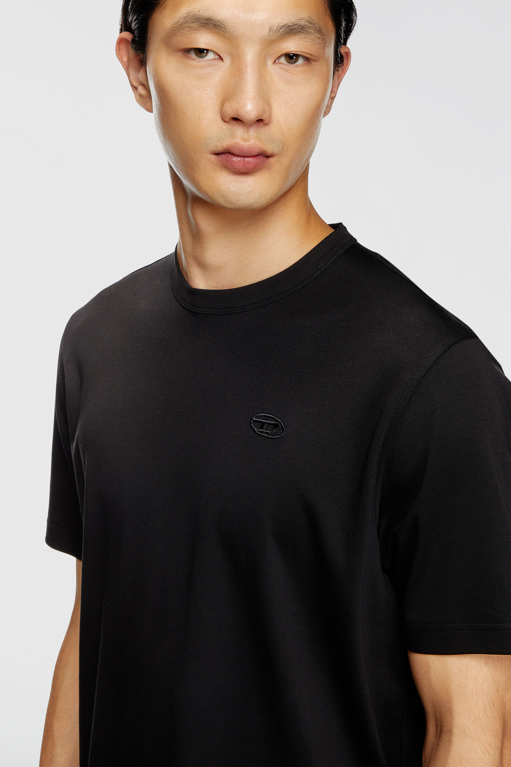 Diesel - T-ADJUST-SLITS-R17, Herren T-Shirt mit farblich abgestimmter Logo-Stickerei in Schwarz - 5