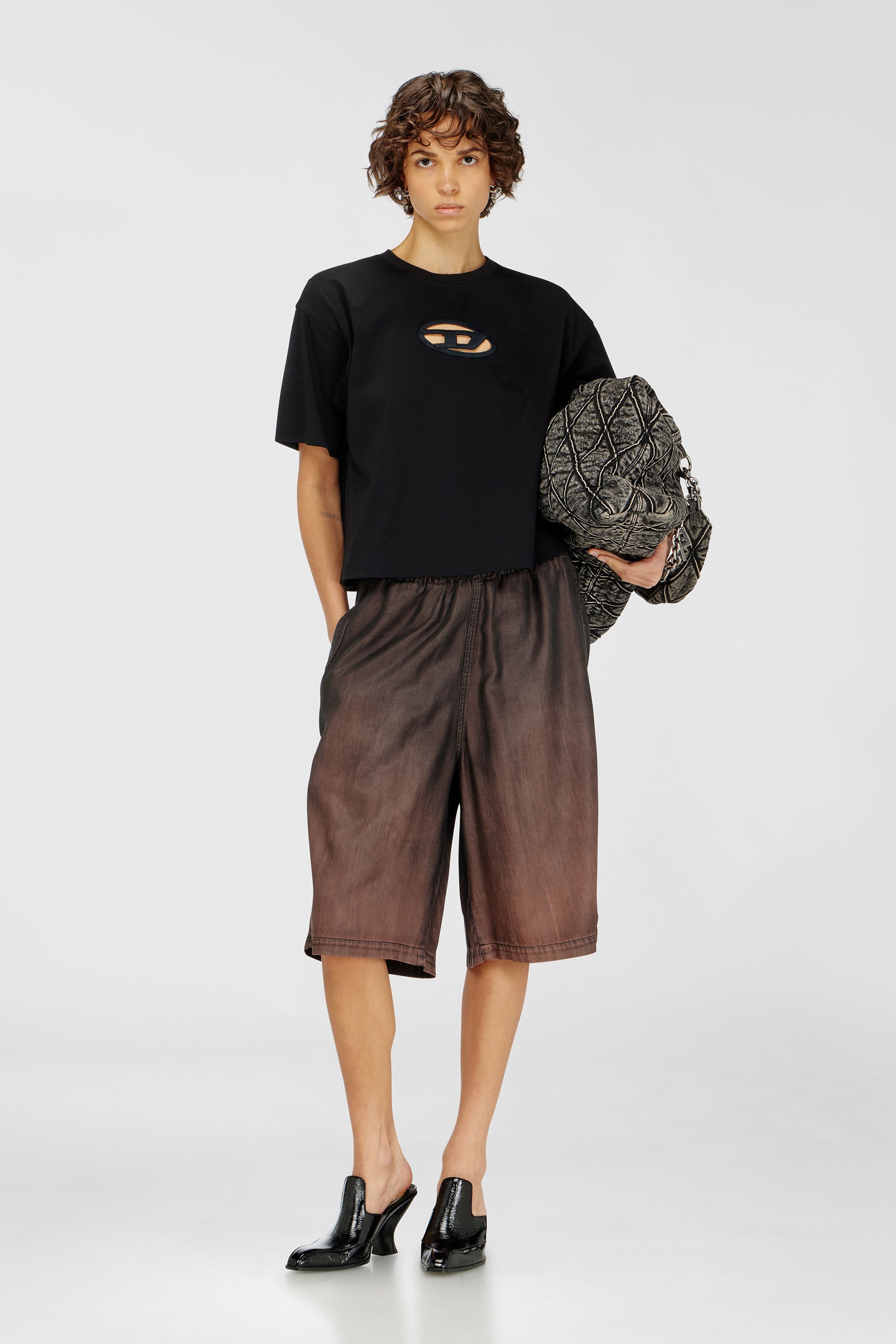 Diesel - T-BUXT-CROP-OD, Damen Kastiges T-Shirt mit ausgeschnittenem Oval D-Logo in Schwarz - 2