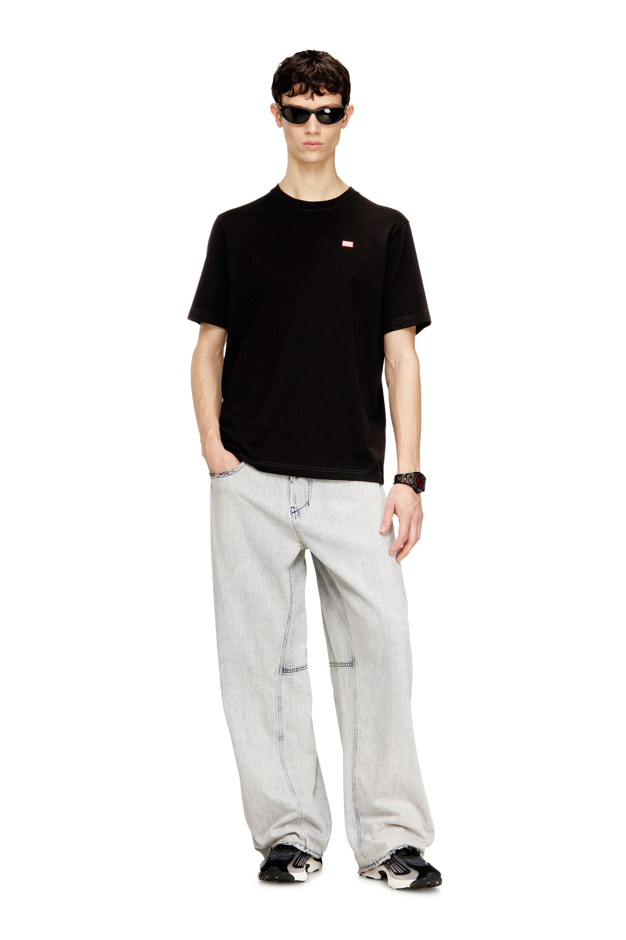 Diesel - T-ADJUST-V10, Herren Regul&auml;res T-Shirt mit Diesel-Patch und Fotoprint in Schwarz - 1