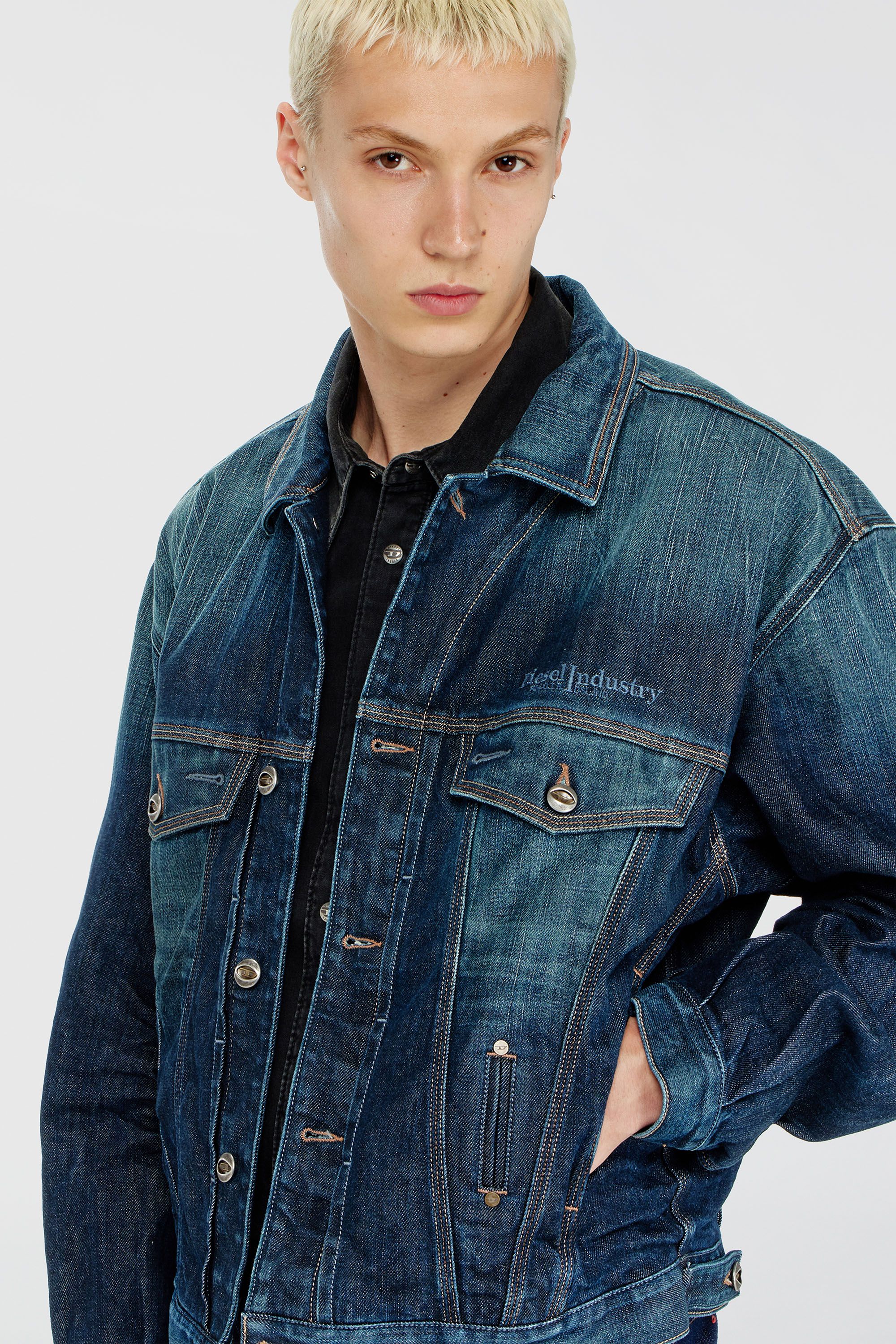Diesel - D-DENVER-CL, Unisex Trucker-Jacke aus selvedge denim in Mittelblau - 5
