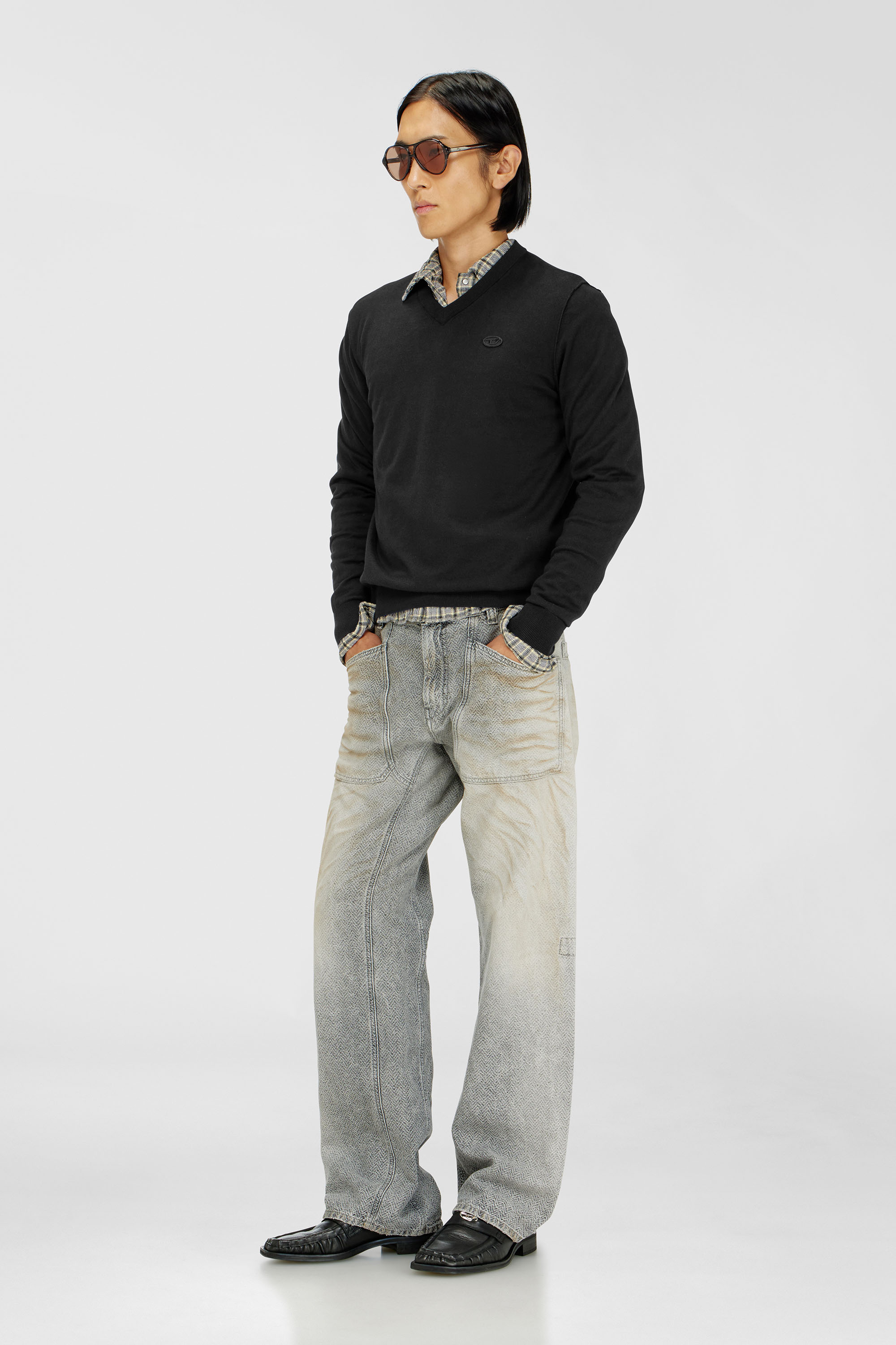 Diesel - K-FREEX-VNECK-TAG-T92, Herren Baumwollstrick mit V-Ausschnitt und tonalem Oval D Logo in Schwarz - 1