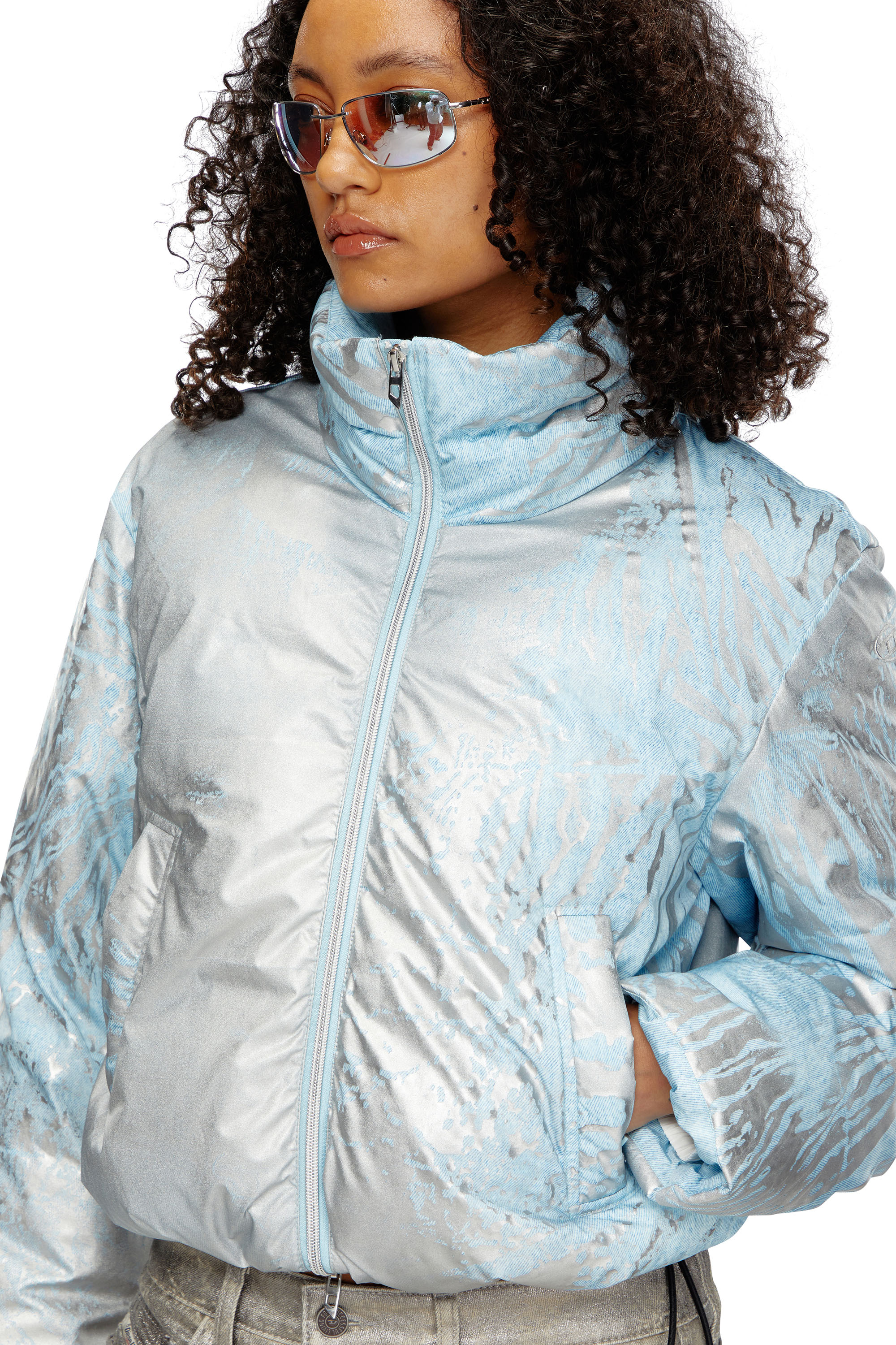 Diesel - W-HIMSY, Damen Verkürzte wattierte Jacke mit Metallic-Effekten in Silber/Blau - 5