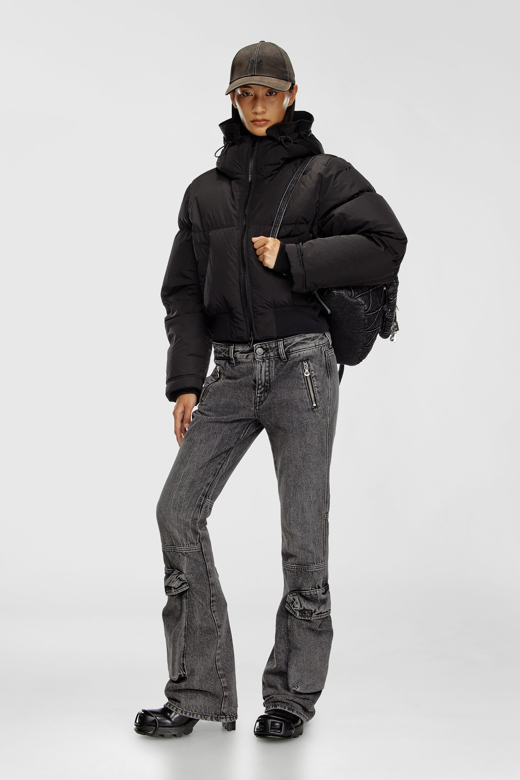 Diesel - W-PEYT-SHORT-NEW-P1, Damen Daunenjacke mit Kapuze aus Nylon in Knitter-Optik in Schwarz - 1