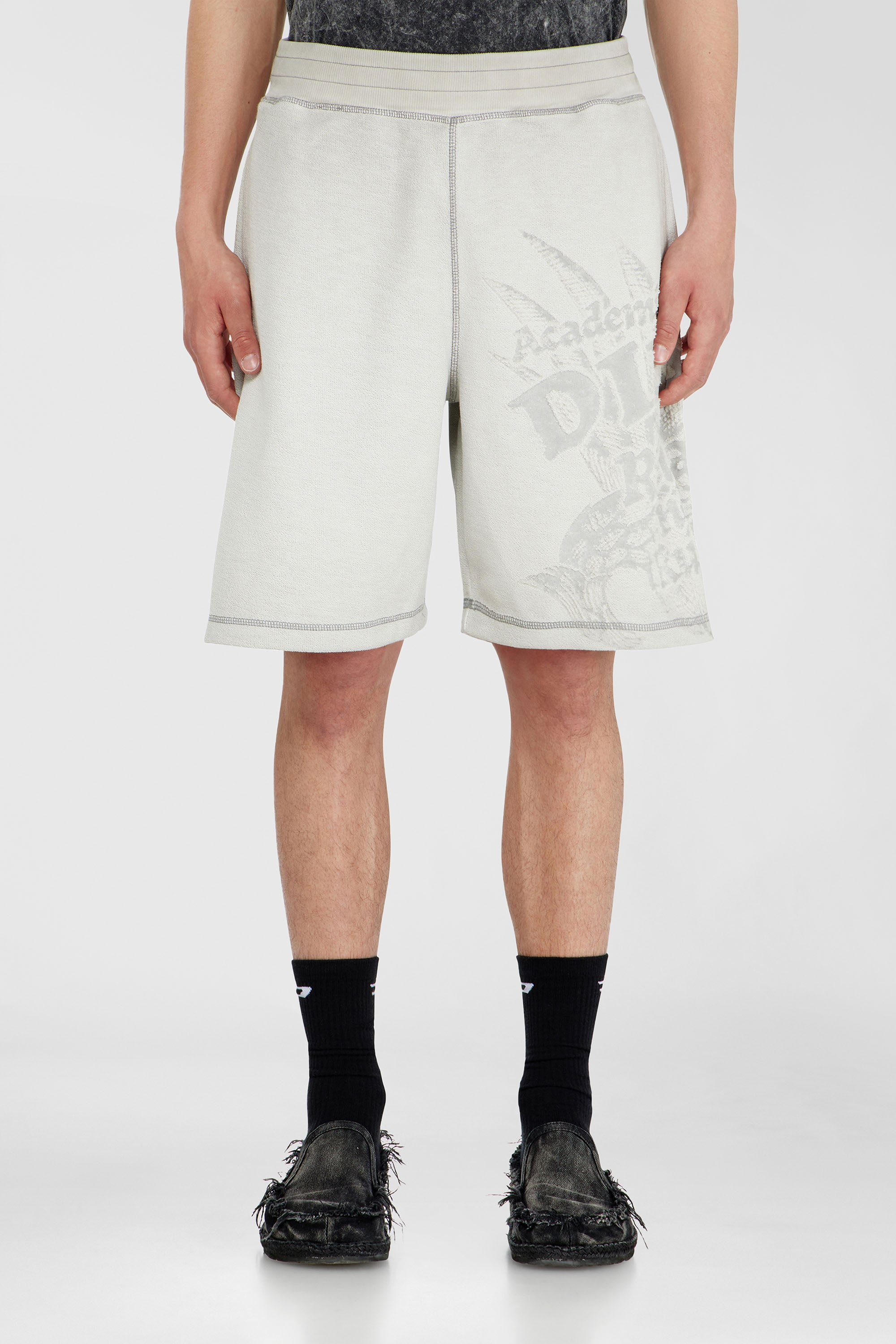 Diesel - P-RAWCROW, Herren Sweatshorts mit D&eacute;vor&eacute;-Motiven in Hellgrau - 1