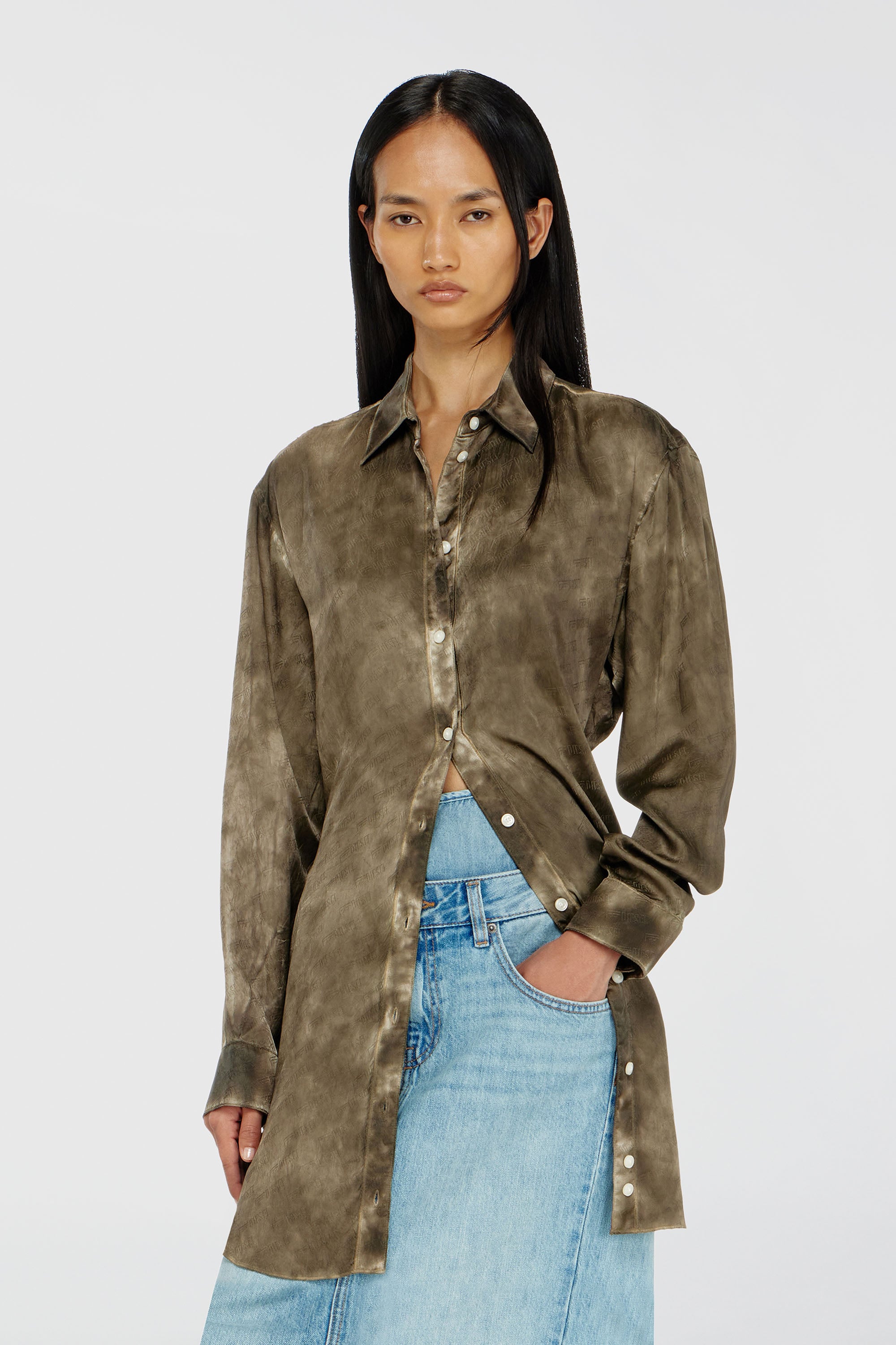 Diesel - C-LAVEL, Damen Langes Hemd aus logo-jacquard-knitter-satin in Armeegr&uuml;n - 1