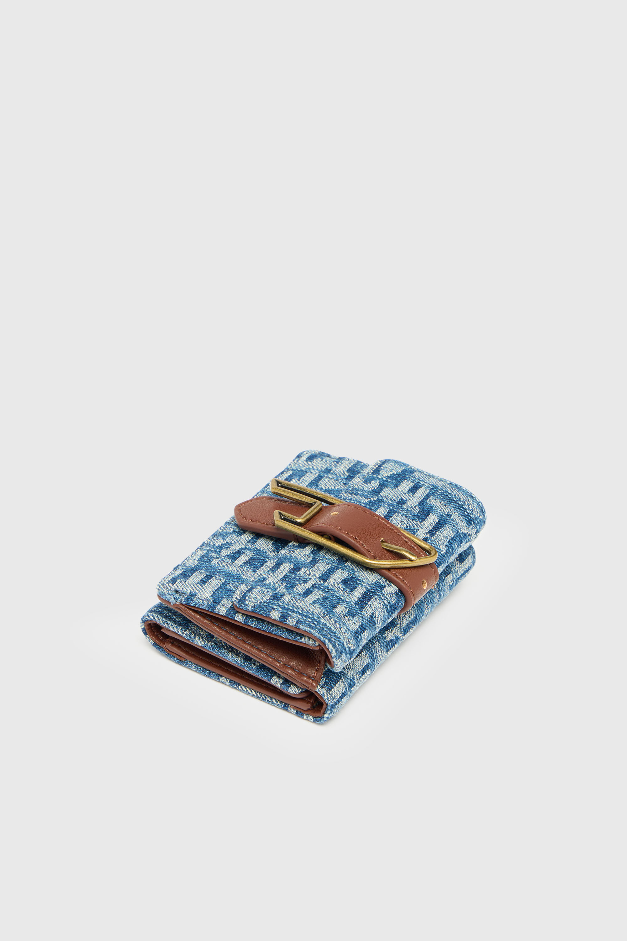 Diesel - D-LINE TRI FOLD COIN XS II, Damen Tri-fold-Geldb&ouml;rse aus Monogram-Denim mit G&uuml;rtel-Detail in Blau - 4