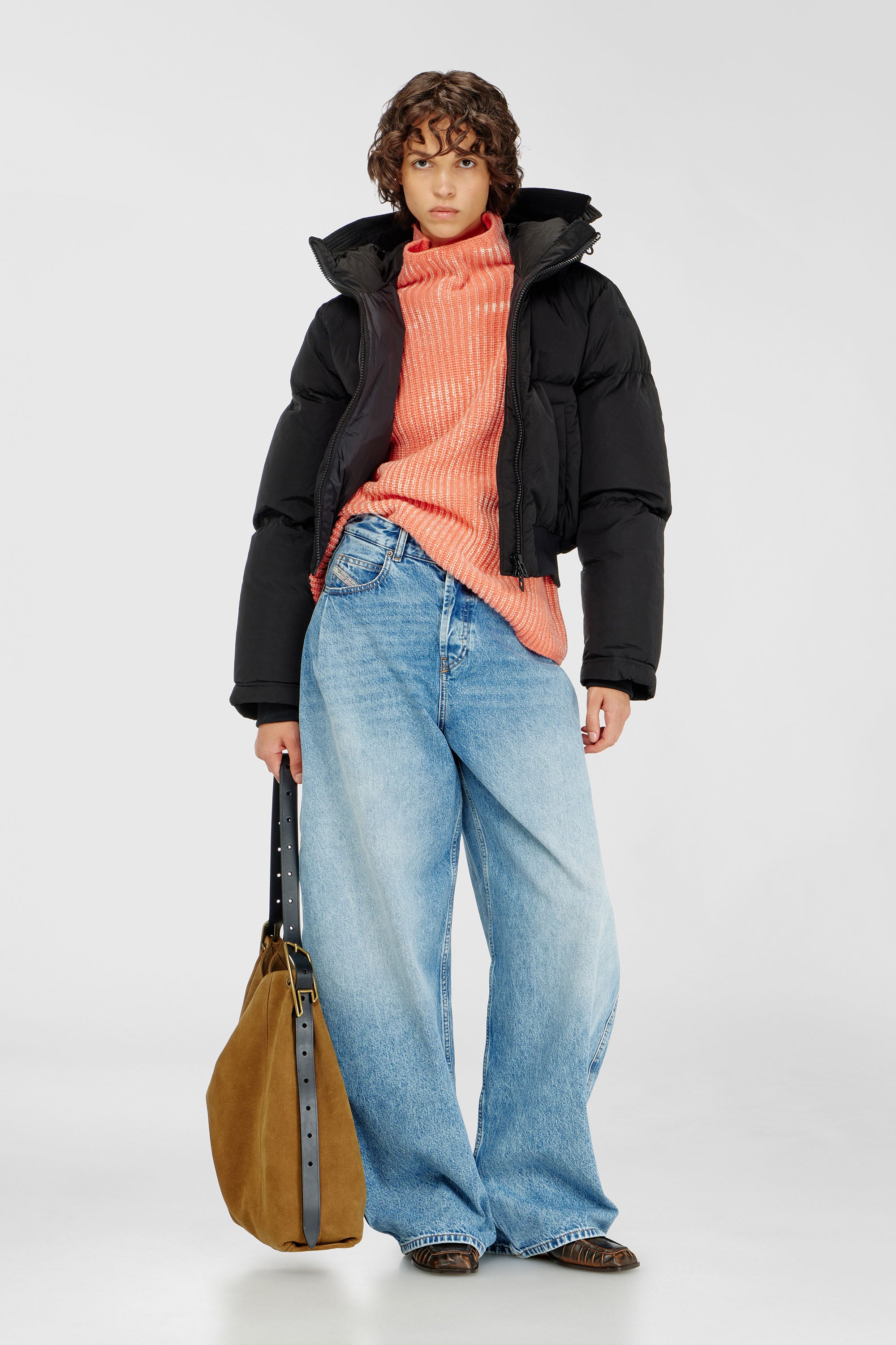 Diesel - W-PEYT-SHORT-NEW-P1, Damen Daunenjacke mit Kapuze aus Nylon in Knitter-Optik in Schwarz - 2