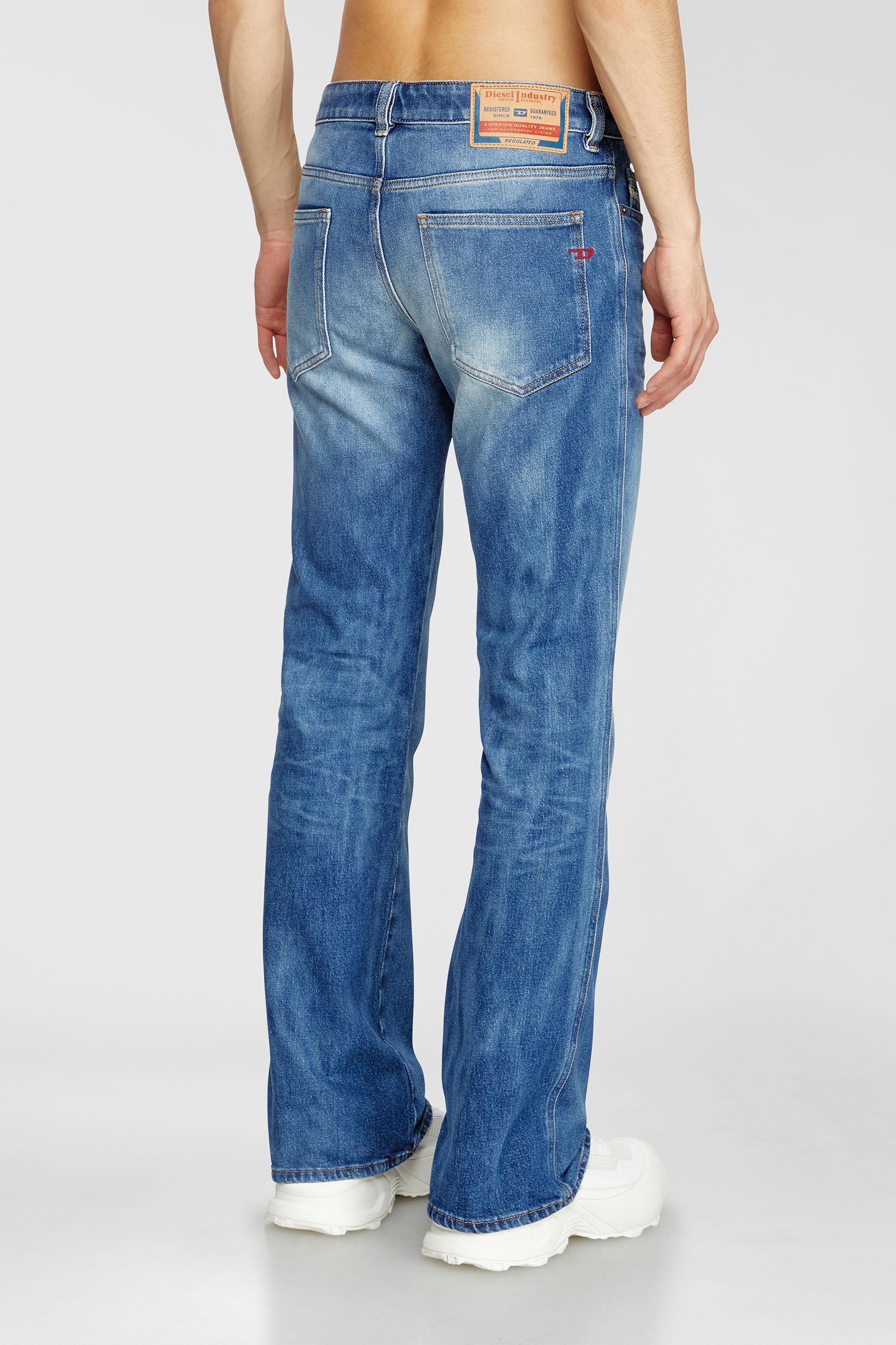 Diesel - Herren Bootcut Jeans 1998 D-Buck 09L19, Mittelblau - 3