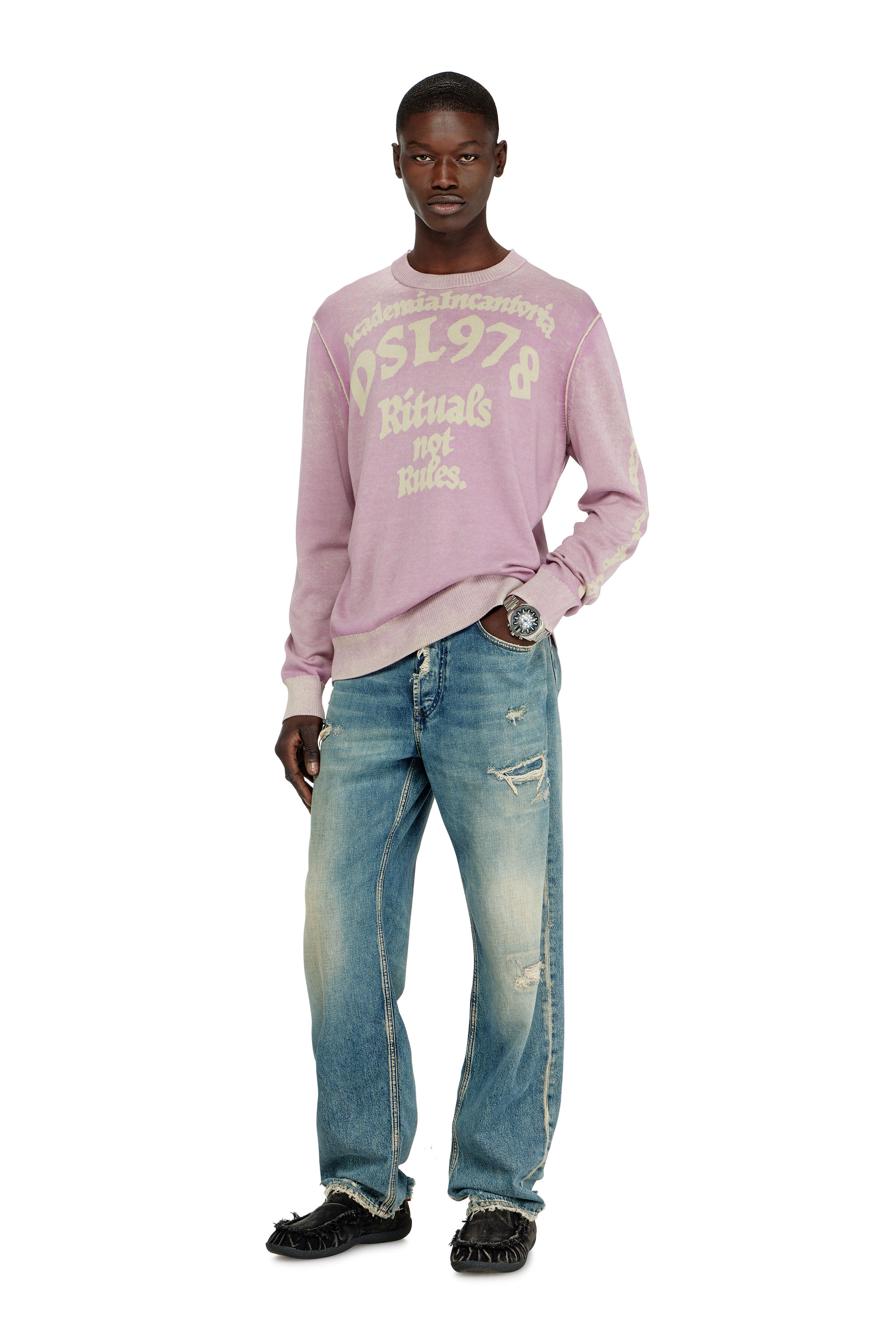 Diesel - K-LAUTI, Herren Pullover aus behandelter Baumwolle mit Slogan in Lila - 1